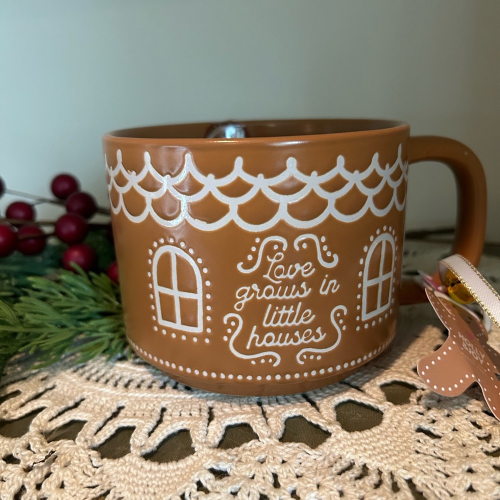 HOLLY JOLLY 2024 Gingerbread House Mug New with tags